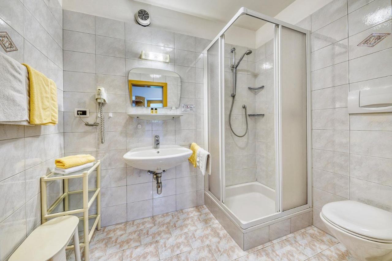 Hotel Stefanie Тироло Экстерьер фото